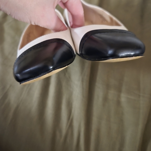 Bandolino Women's Black and White Flats - Picture 10 of 10